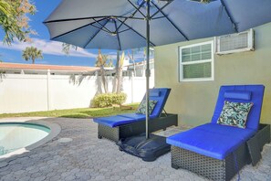 Terrace/patio - Barefoot Villa 🏖️ Poolside Paradise + Hot Tub (Pompano Beach)