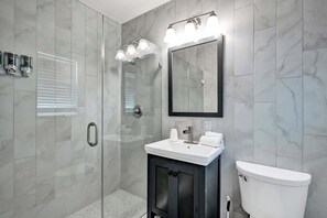 Shower, hair dryer, towels, shampoo - Barefoot Villa 🏖️ Poolside Paradise + Hot Tub (Pompano Beach)