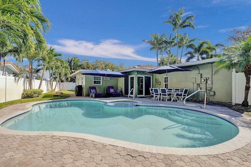 Barefoot Villa 🏖️ Poolside Paradise + Hot Tub