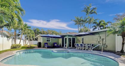 Barefoot Villa 🏖️ Poolside Paradise + Hot Tub