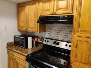 Een koelkast, een microgolfoven, een oven, een kookplaat