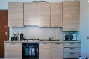 Kühlschrank, Ofen, Herdplatte, Wasserkocher mit Kaffee-/Teezubehör