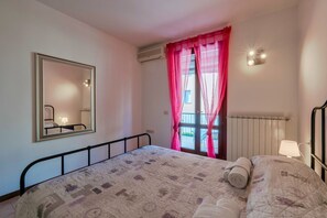 1 bedroom, iron/ironing board, bed sheets - Adele's House - with pool terrace and WiFi (Sirmione)