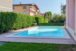 A rectangular swimming pool with a ladder, surrounded by a tiled deck. - Adele's House - with pool terrace and WiFi (Sirmione)