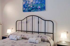 1 chambre, fer et planche à repasser, draps fournis