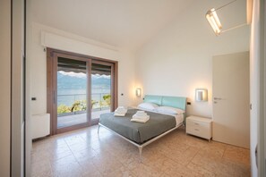 5 bedrooms, iron/ironing board, WiFi, bed sheets