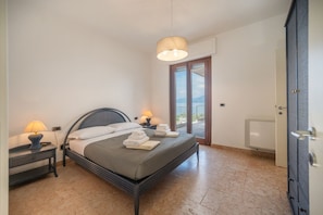 5 bedrooms, iron/ironing board, WiFi, bed sheets