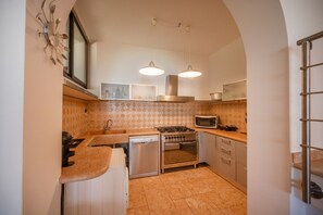 Fridge, microwave, oven, stovetop - VillasGarda - Villa Lorena Carbona (TORRI DEL BENACO)
