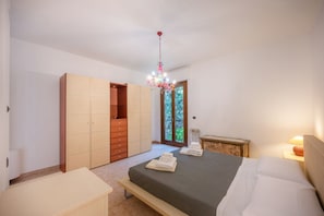 5 bedrooms, iron/ironing board, WiFi, bed sheets - VillasGarda - Villa Lorena Carbona (TORRI DEL BENACO)