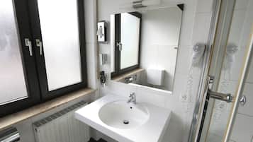 Habitación triple clásica, no fumadores | Baño | Ducha, secador de pelo, toallas y jabón