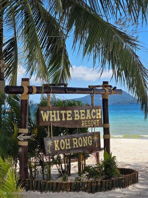 On the beach, white sand - White Beach Hostel (Koh Rong)