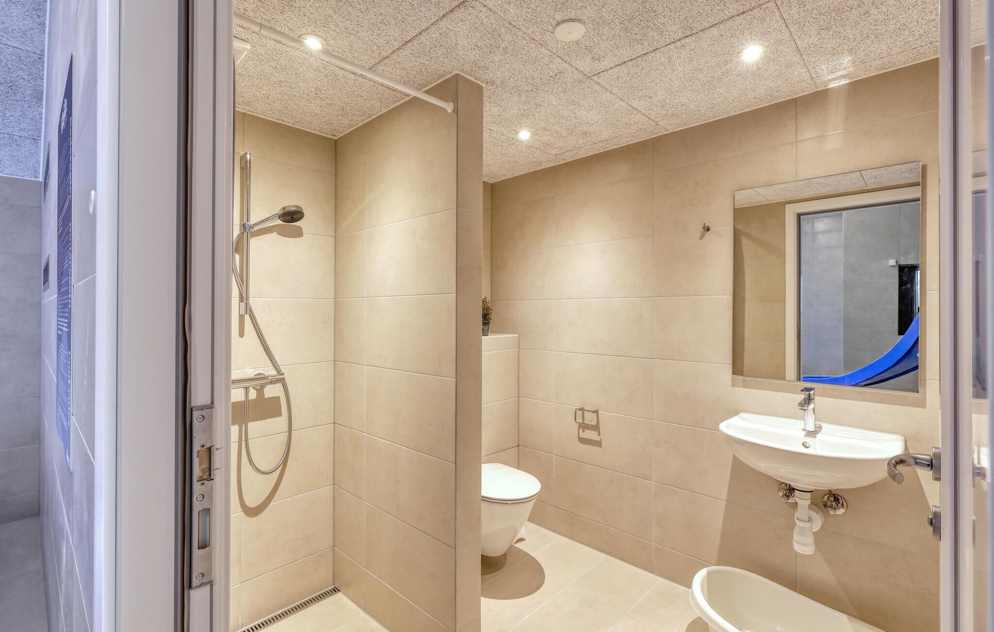Un baño moderno con ducha, inodoro y lavabo.