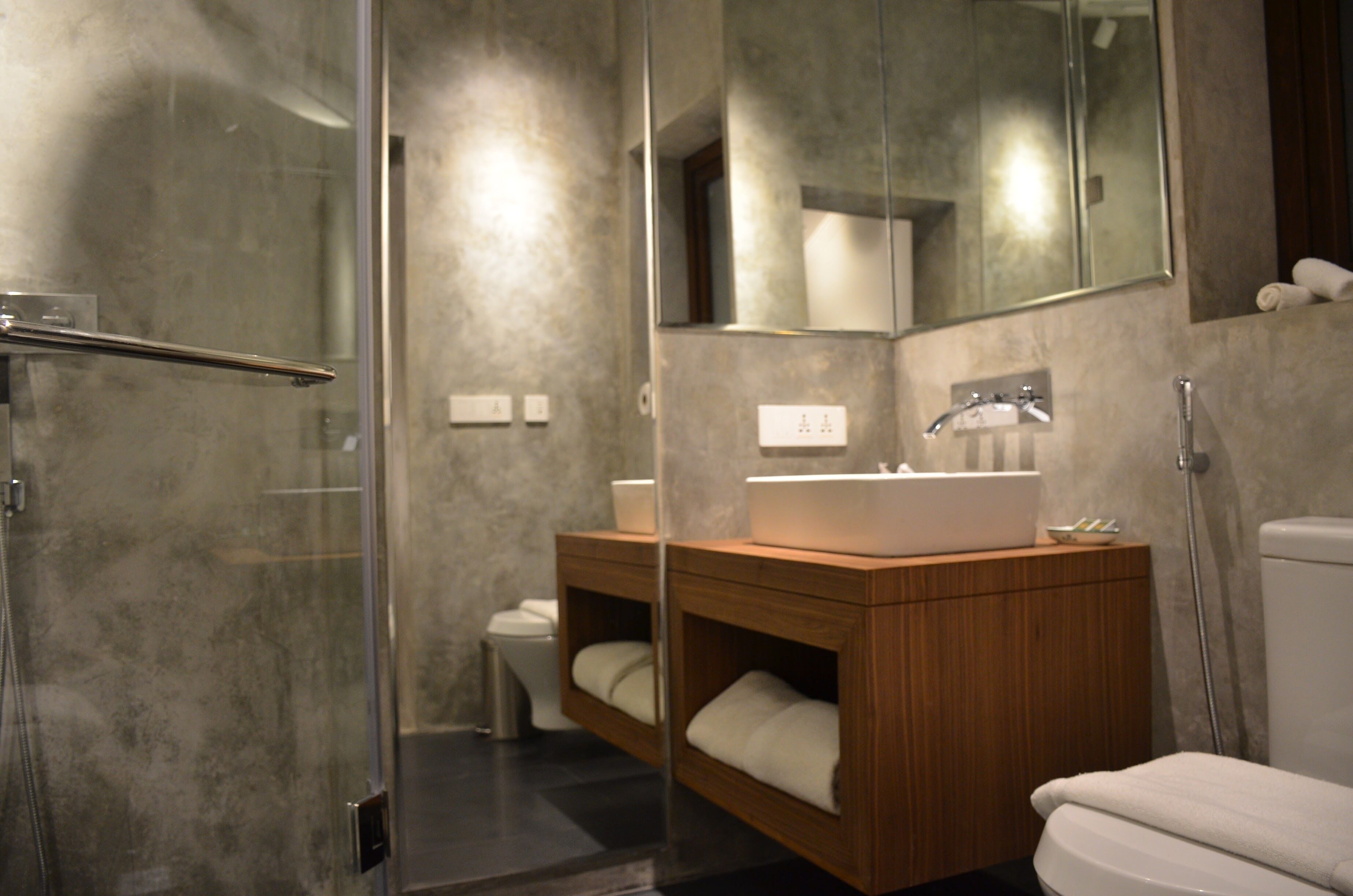 برانس (أردية) حمّام، خف للقدمين، مناشف، صابون