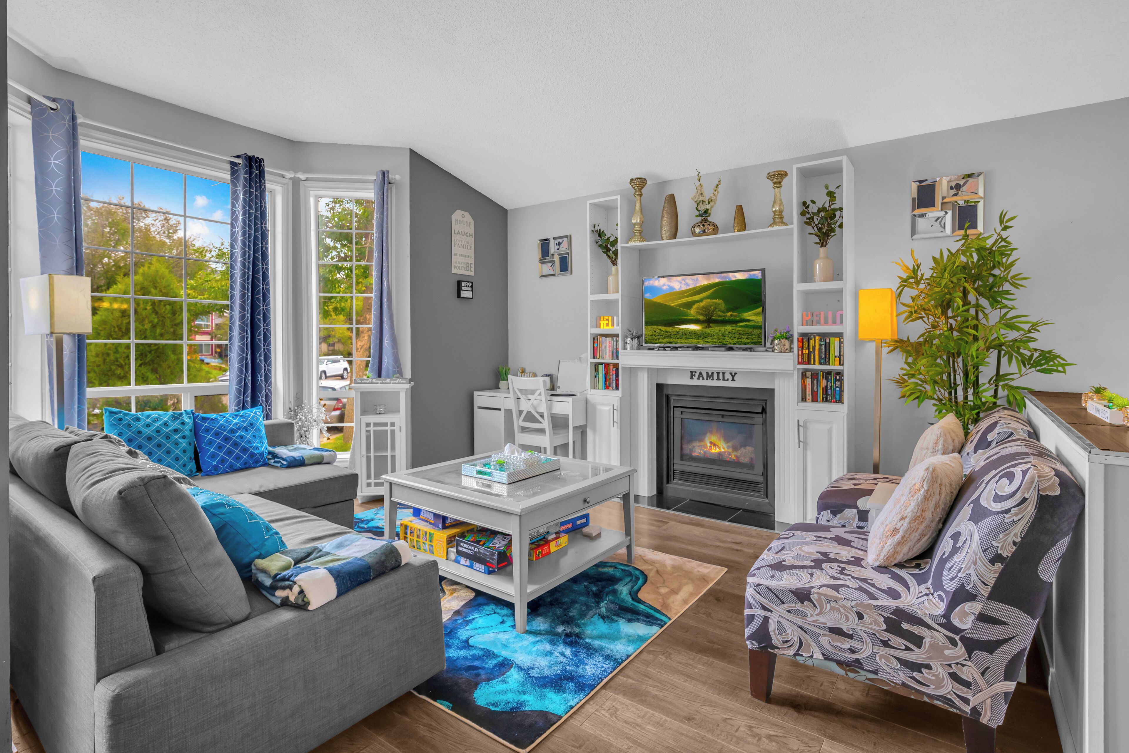 Smart-tv, een open haard, boeken en een kantoor