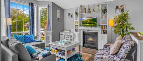 Smart TV, chimenea, libros, oficina