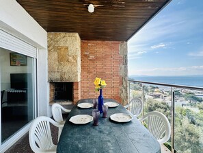 Outdoor dining - Spacious Apartment in Roses for 6 (Roses)