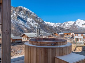 Outdoor spa tub - Spacious chalet with pool, sauna, and fireplace (Saint-Martin-de-Belleville)