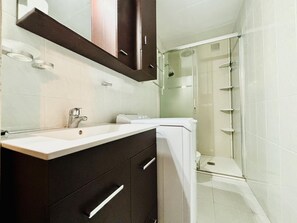 Bathroom - Central apartment with terrace and parking in Ciutadella (Roses)