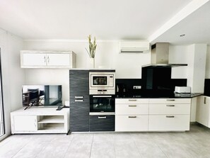 Réfrigérateur, micro-ondes, four, plaque de cuisson