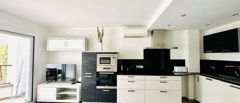 Réfrigérateur, four à micro-ondes, un four, surface de cuisson