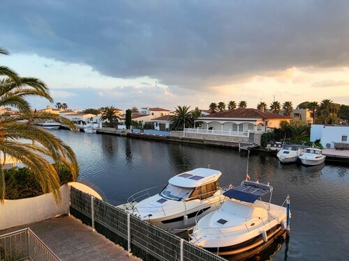 Canal-Side Villa with Private Pool, Jetty, and Garden – Perfect for Relaxation in Roses