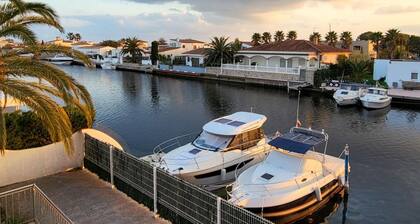 Canal-Side Villa with Private Pool, Jetty, and Garden – Perfect for Relaxation in Roses
