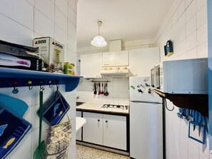 冷蔵庫、オーブン、コンロ、コーヒー / ティーメーカー