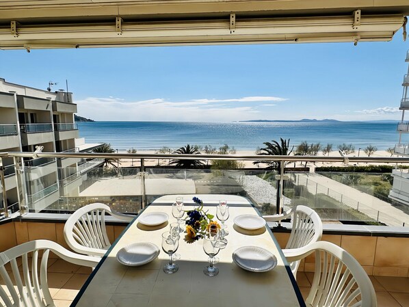 تناول الطعام بالخارج