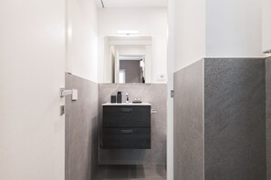 Dusche, Haartrockner, Bidet, Handtücher