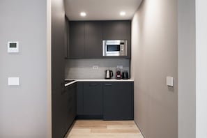Refrigerador, microondas, placa de cocina, cafetera/tetera