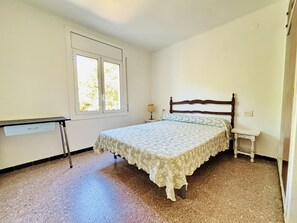 2 bedrooms - 2-Bedroom Apartment in Roses with Parking and Terrace (Roses)