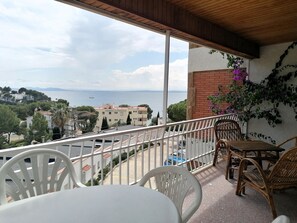 Outdoor dining - 2-Bedroom Apartment in Roses with Parking and Terrace (Roses)