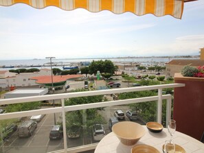 Outdoor dining - ROCMAR. Apartamento acogedor junto al mar en Roses —Ideal 4 personas. (Roses)