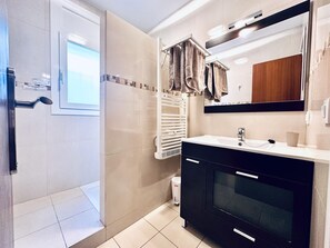 Bathroom - Seafront Apartment in Roses, Sleeps 6 (Roses)