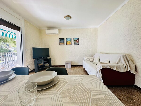 TV - Seafront Apartment in Roses, Sleeps 6 (Roses)