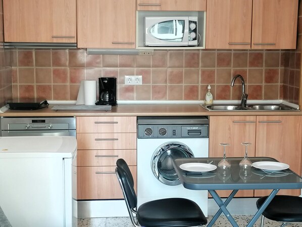 Refrigerador, microondas, parrilla de estufa y cafetera y tetera