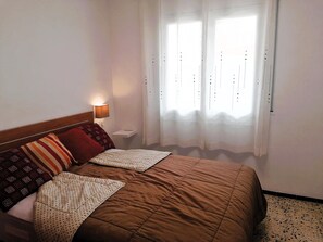 1 bedroom - Charming Apt in Heart of Santa Margarida, Near Beach, Terrace, & Parking (Roses)