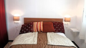 Room - Charming Apt in Heart of Santa Margarida, Near Beach, Terrace, & Parking (Roses)
