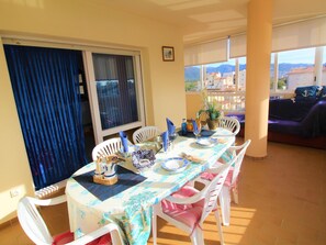 Dining - Sunny 2BR Apartment with Terrace & A/C, Near Beach & Nature Park, Ideal for Hiking/Biking/Windsurfing (Roses)