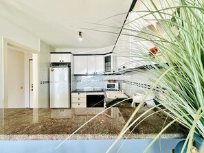 Køleskab, mikrobølgeovn, ovn, kogeplade