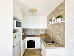 Fridge, microwave, stovetop, dishwasher