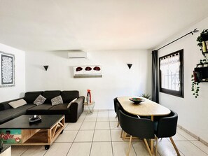 TV - Charming House Near Natural Park - Hiking, Biking, Windsurfing & Communal Pool (Roses)