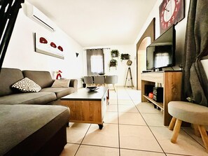 TV - Charming House Near Natural Park - Hiking, Biking, Windsurfing & Communal Pool (Roses)