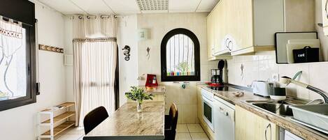 Een koelkast, een microgolfoven, een oven, een kookplaat