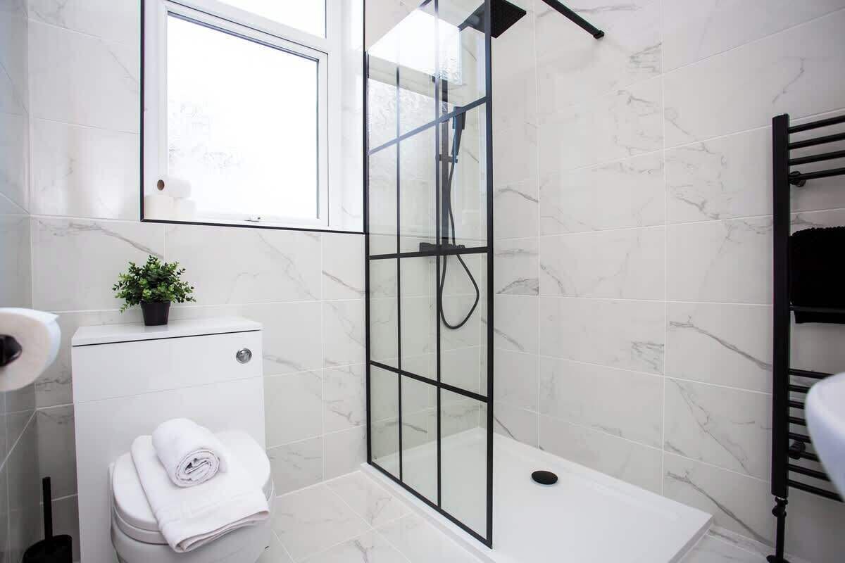 Een douche, een haardroger, shampoo