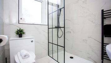 Een douche, een haardroger, shampoo