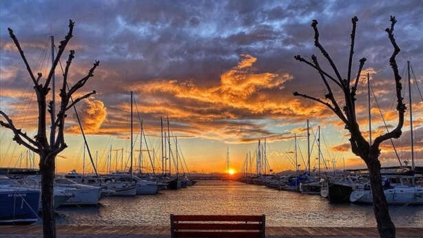 A marina with boats docked, a bench, and bare trees. - ROCMAR. Apartamento con terraza cerca del mar – Roses (Roses)