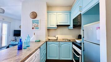 Geladeira, micro-ondas, fogão, cooktop