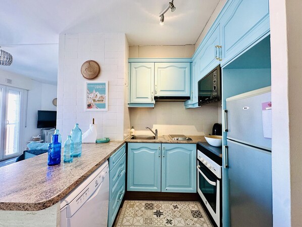 Fridge, microwave, oven, stovetop - NANCY. Apartamento en Roses — vistas al canal y zona tranquila (Roses)