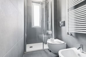 Douche, sĂšche-cheveux, bidet, serviettes fournies